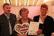 Astrid Konrad erhielt 2008 eine Urkunde zum 75. Jubiläum von Tourismuschefin Dr. Gabriele Weishäupl (re.) (©Foto: Martin Schmitz)